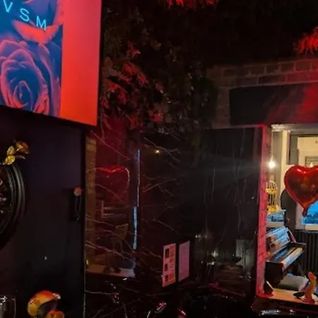 Blacroom De L'artois מלון אהבה *